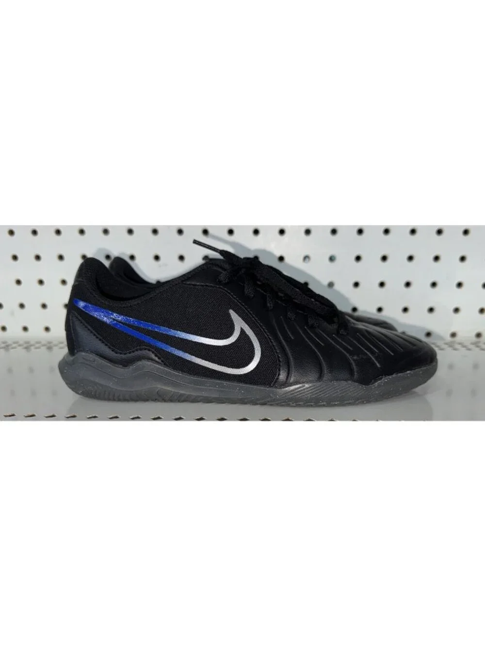 Nike Tiempo Legend 10 Club IC Boys Youth Indoor Soccer Turf Shoes Size 5.5Y